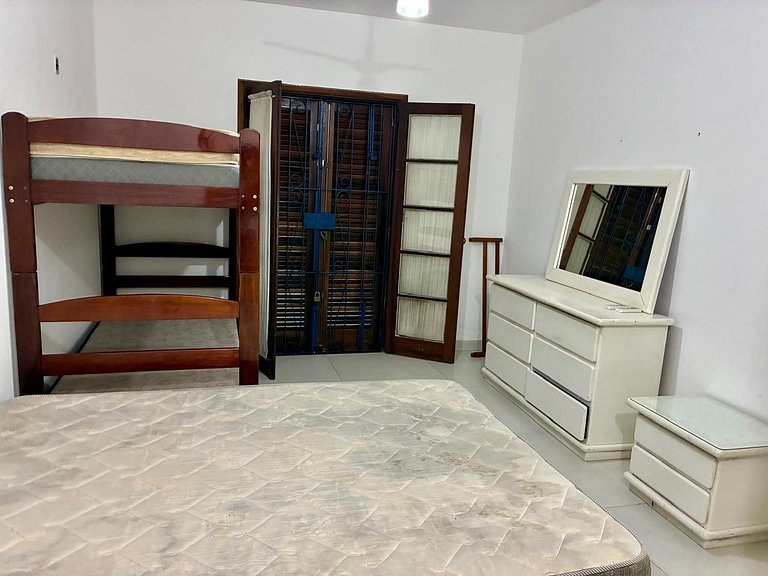 Casa estilo chácara c/piscina, só 50m da Praia