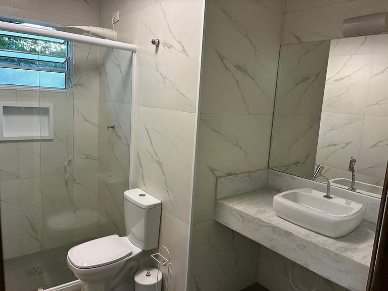 Casa estilo chácara c/piscina, só 50m da Praia