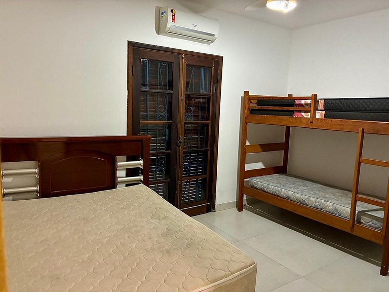 Casa estilo chácara c/piscina, só 50m da Praia
