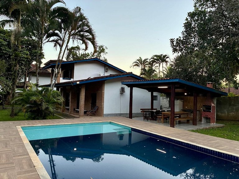 Country-style house/pool, only 50m from the beach.