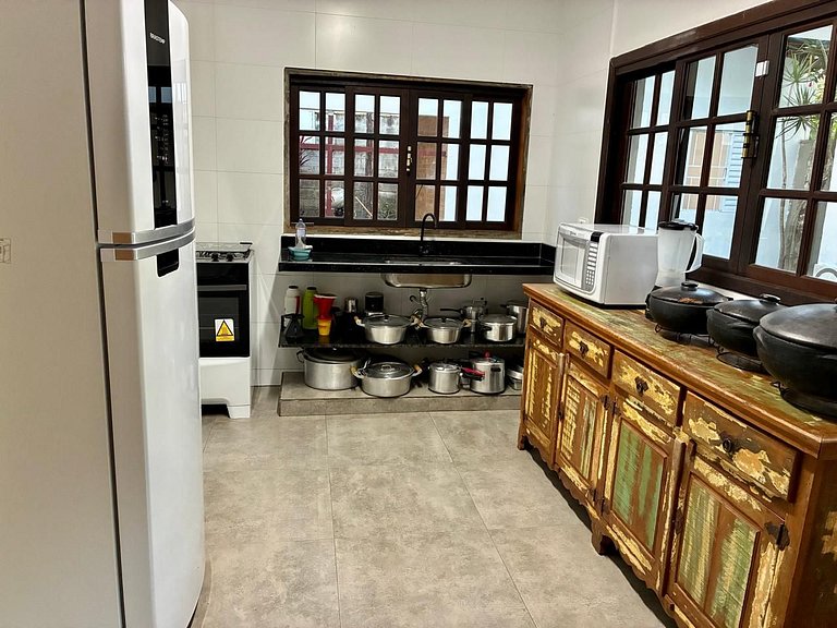 Casa estilo chácara c/piscina, só 50m da Praia