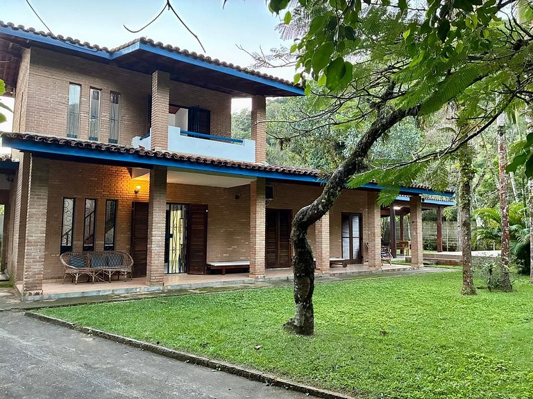 Casa estilo chácara c/piscina, só 50m da Praia