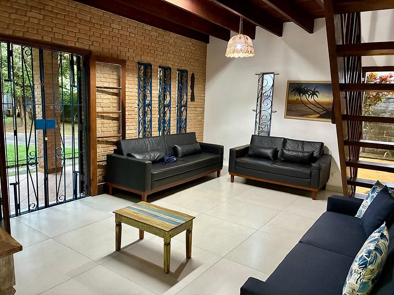 Casa estilo chácara c/piscina, só 50m da Praia