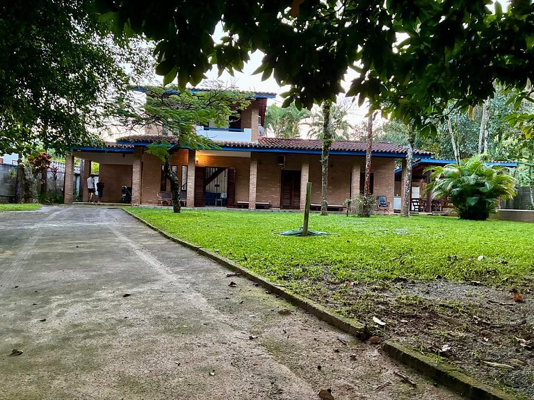 Casa estilo chácara c/piscina, só 50m da Praia